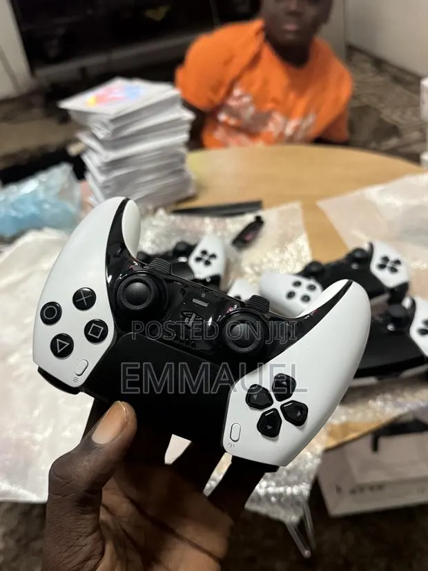 Ps5 Dual Sense Edge Controllers · Photo 1