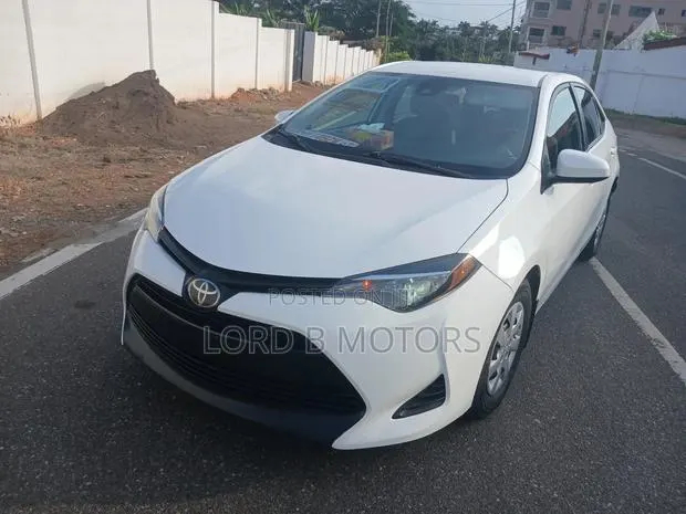 Toyota Corolla LE (1.8L 4cyl 2A) 2019 White · Photo 1