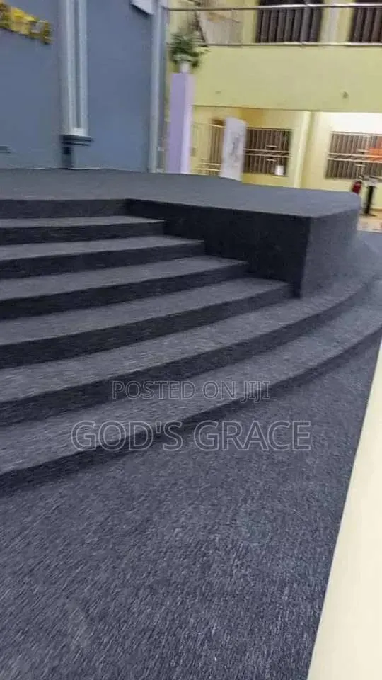 Dark Grey Floor Woolen Carpet · Photo 1