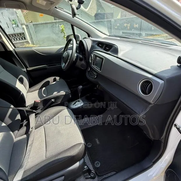 Toyota Vitz 1.0 FWD 5dr 2013 Silver · Photo 1