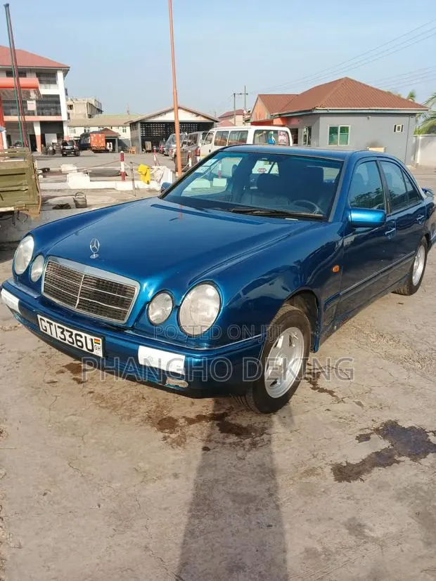 Mercedes-Benz 220E 2000 Blue · Photo 1