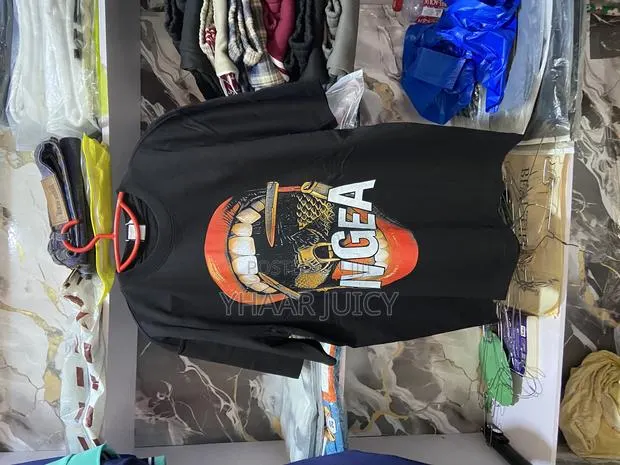Black Design T- Shirt · Photo 1