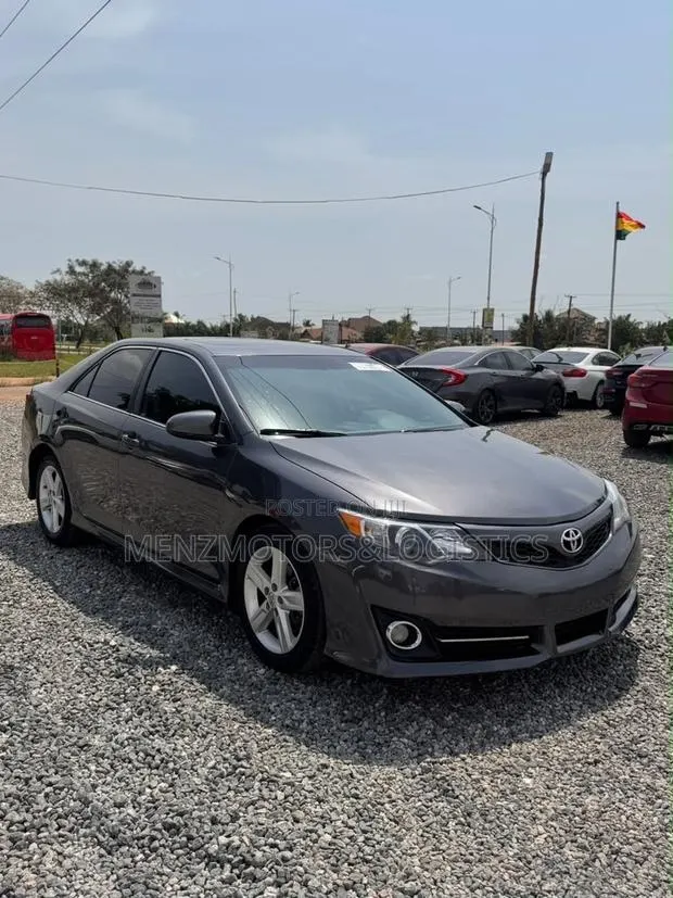 Toyota Camry SE 4dr Sedan (2.5L 4cyl 6A) 2014 Gray · Photo 1