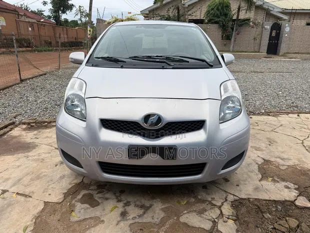 Toyota Vitz 1.3 FWD 5dr 2010 Silver · Photo 1