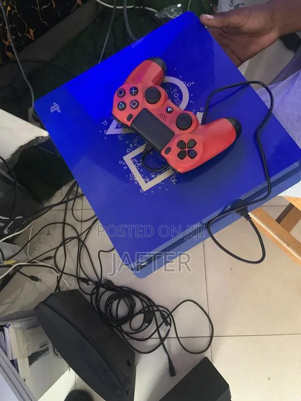 Sony Playstation 4 Slim With 10 Solid Games · Photo 1