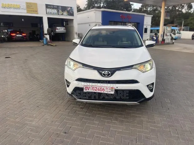 Toyota RAV4 XLE 4dr SUV (2.5L 4cyl 6A) 2018 White · Photo 1