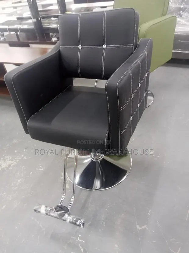 Crystal Button Tufting Barbering / Salon Chair · Photo 1