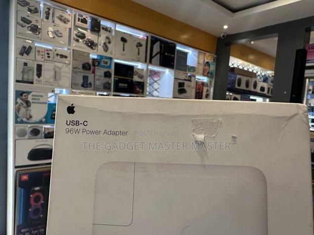 96w Usb-C Power Adapter · Photo 2