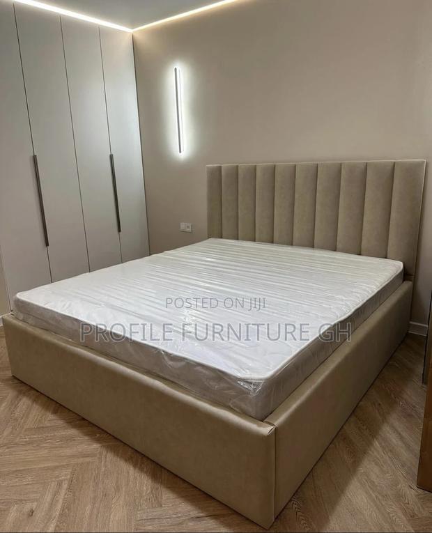 (72x75) Queen Bedframe With Mattress · Photo 1