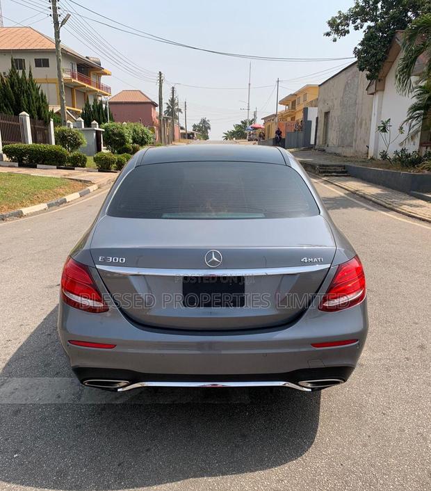 Mercedes-Benz E300 2018 Silver · Photo 2