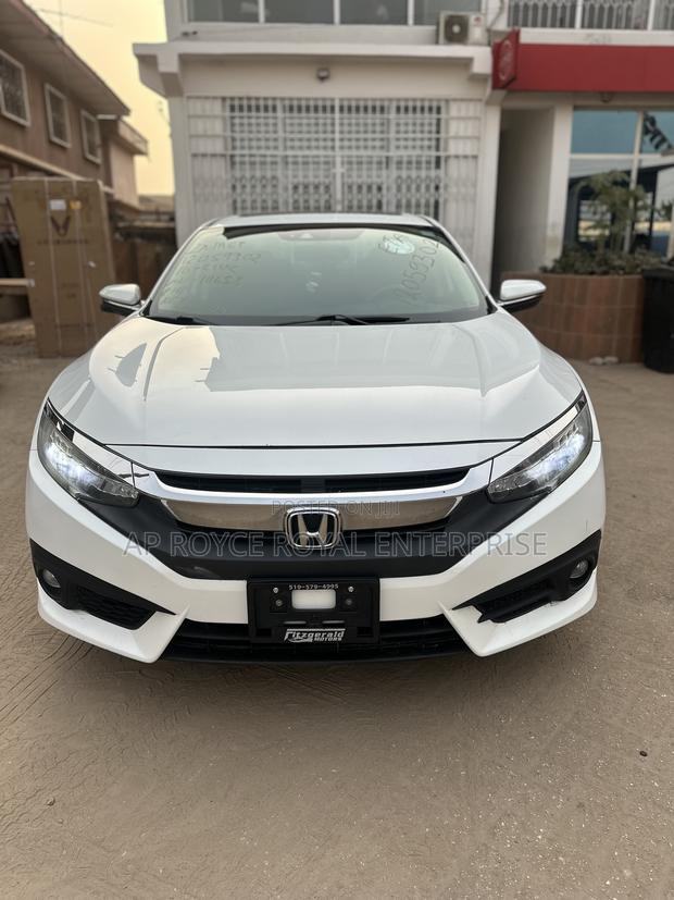 Honda Civic Touring 4dr Sedan (1.5L 4cyl) 2017 White · Photo 2