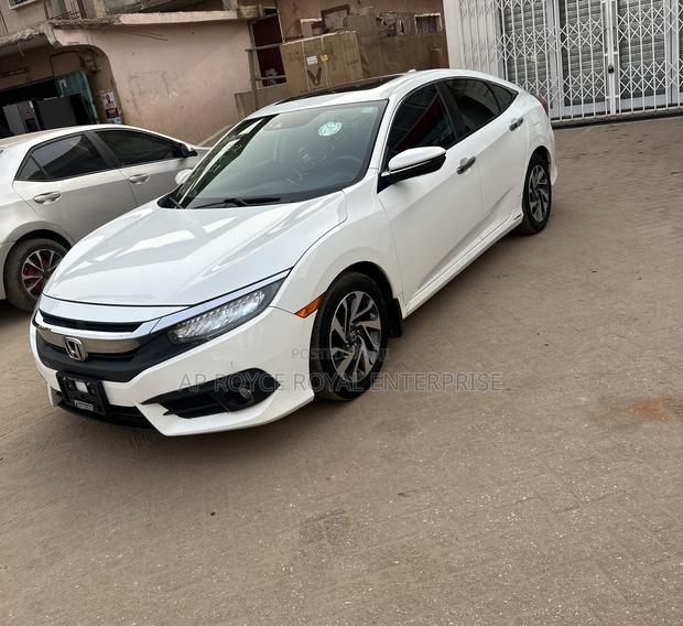 Honda Civic Touring 4dr Sedan (1.5L 4cyl) 2017 White · Photo 3