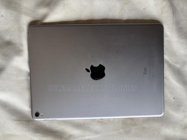 Apple iPad Pro 12.9 (2015) 128 GB Silver · Photo 1