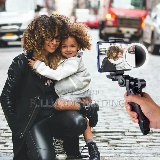 Selfie Light With Handheld Tripod · Photo 4