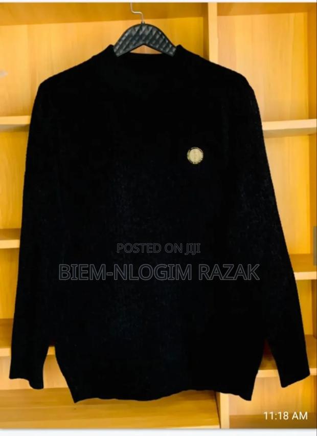 Original Sweatshirt Available in Stock · Photo 4