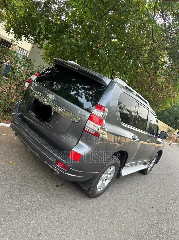 Toyota Land Cruiser Prado 2.8 2017 Gray · Photo 3