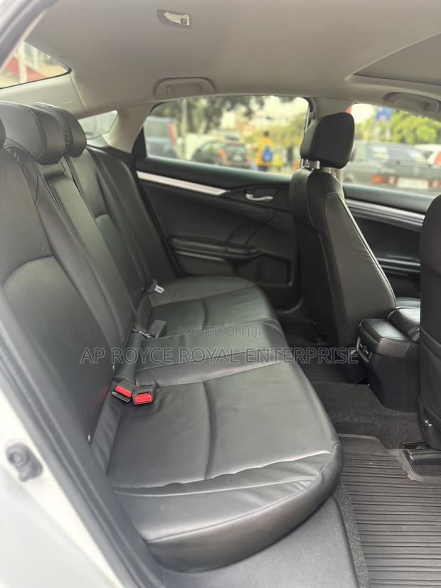 Honda Civic Touring 4dr Sedan (1.5L 4cyl) 2017 White · Photo 6