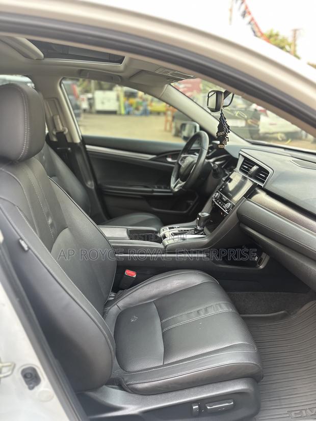 Honda Civic Touring 4dr Sedan (1.5L 4cyl) 2017 White · Photo 5