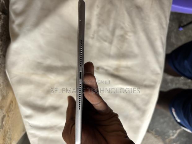 Apple iPad 9.7 32 GB Silver · Photo 3