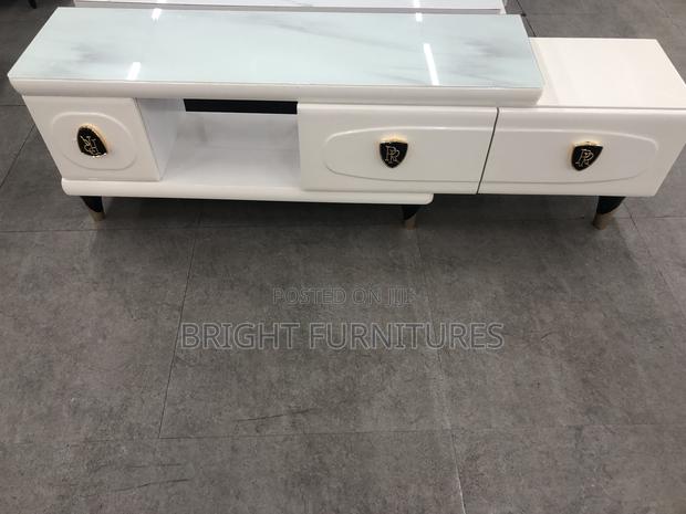 Foreign Ajustable Quality TV Stand · Photo 1