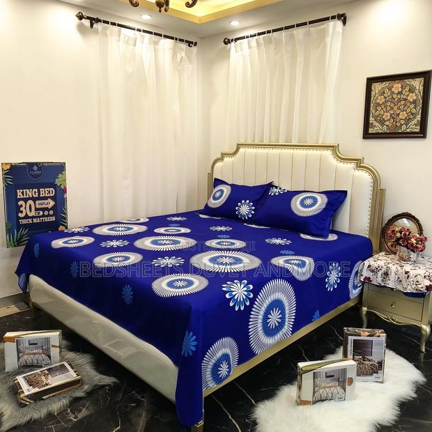 2 Bedsheets and Four Pillow Cases( Fitted Sheet Set) · Photo 1