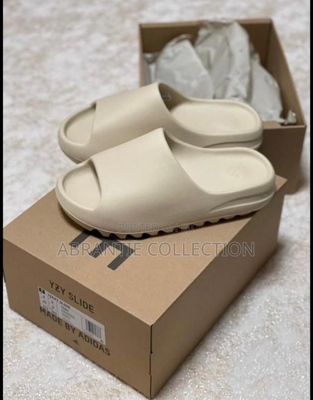 Adidas Yeezy Slides Cream · Photo 1
