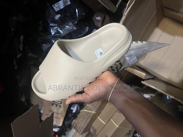 Adidas Yeezy Slides Cream · Photo 2