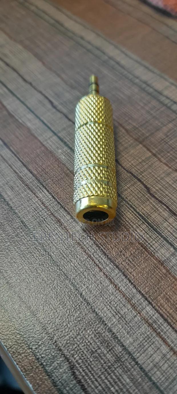 Audio Jack Converter Metalic Gold · Photo 3