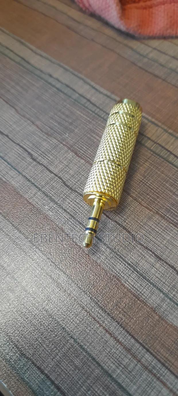 Audio Jack Converter Metalic Gold · Photo 4