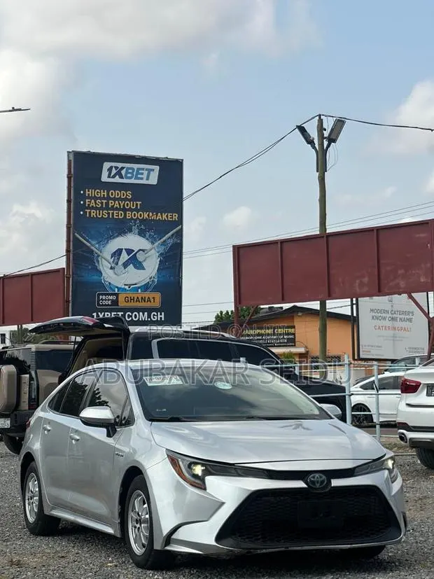 Toyota Corolla LE 2020 Silver · Photo 1