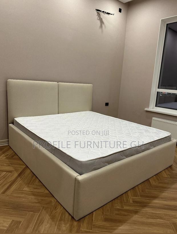 Elegant Vintage Queen Size Bedframe With Mattress · Photo 1