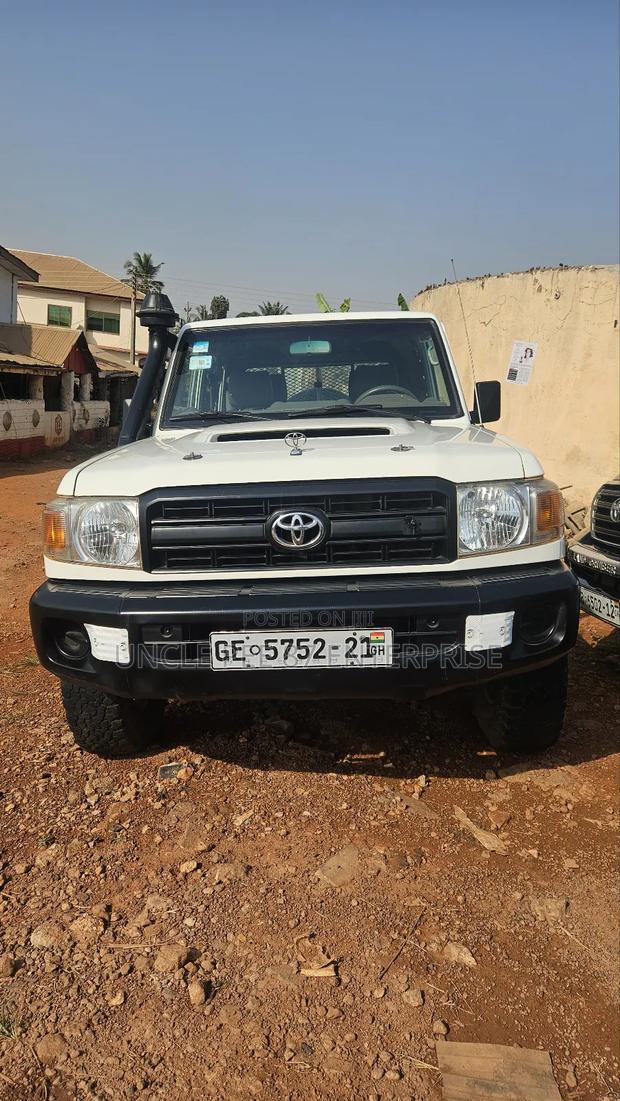 Toyota Land Cruiser 3.3 Diesel 4WD 2021 White · Photo 2