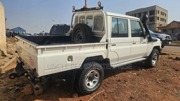 Toyota Land Cruiser 3.3 Diesel 4WD 2021 White · Photo 3