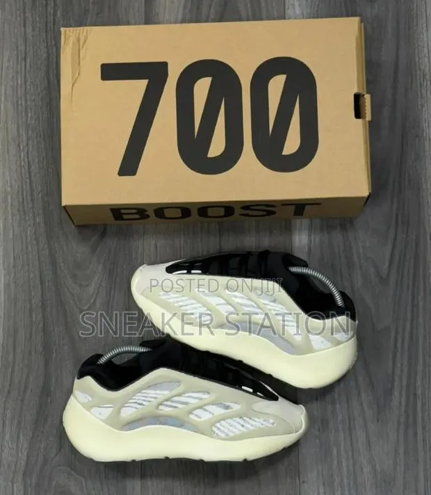 Adidas Yeezy Boost 700 · Photo 1