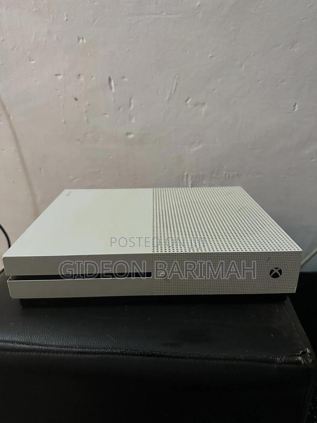 Xbox One S 1tb With Games and 2 Controllers · Photo 1