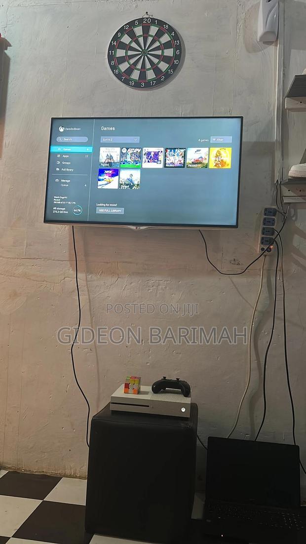 Xbox One S 1tb With Games and 2 Controllers · Photo 3