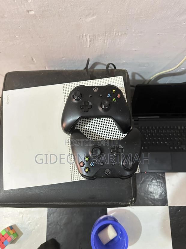 Xbox One S 1tb With Games and 2 Controllers · Photo 2