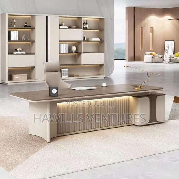 Executive Luxury Desk · Photo 1
