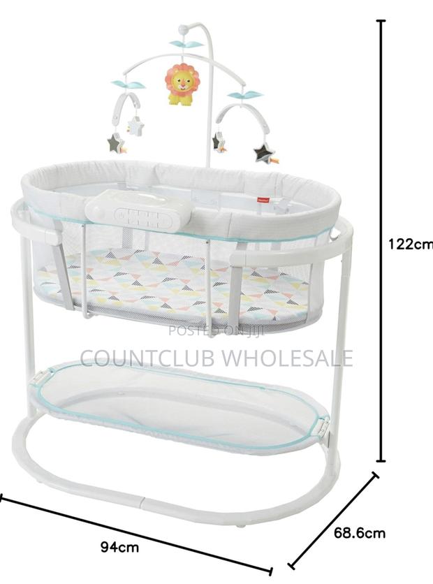 Fisher Price Soothing Motions Bassinet · Photo 3