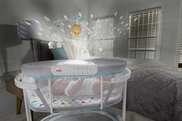 Fisher Price Soothing Motions Bassinet · Photo 4