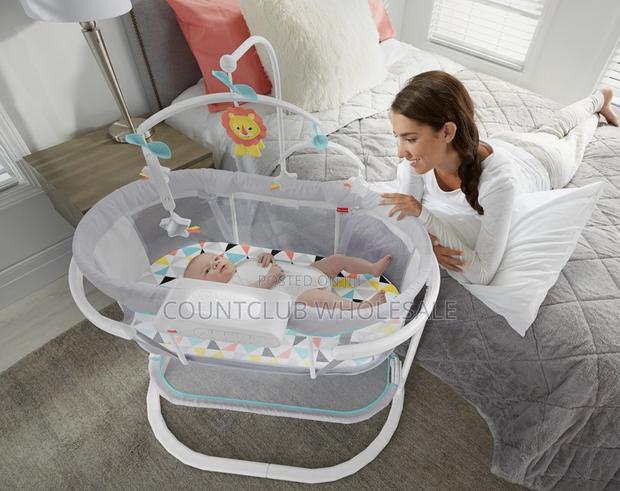 Fisher Price Soothing Motions Bassinet · Photo 1