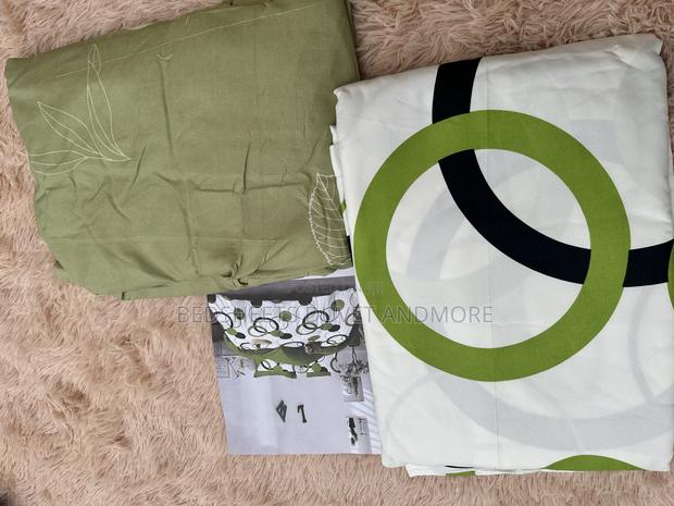 Green and White Bedsheet Set · Photo 2