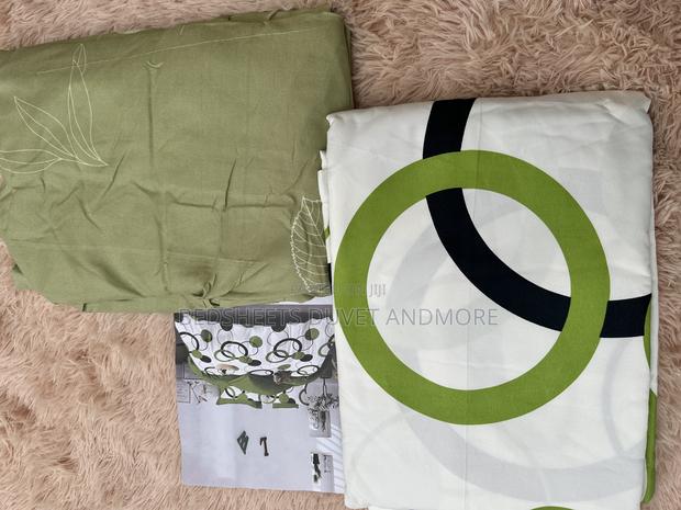 Green and White Bedsheet Set · Photo 3