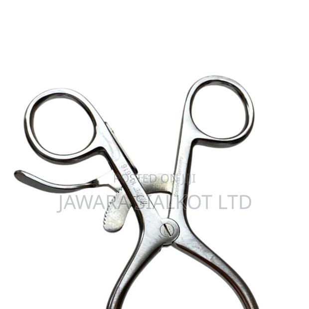 Self Retaining Retractor · Photo 8