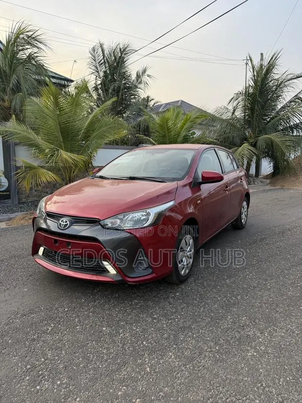 Toyota Yaris L Hatchback 5dr 2018 Burgundy · Photo 1