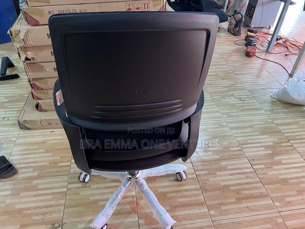 Brand New Swivel Chair · Photo 3