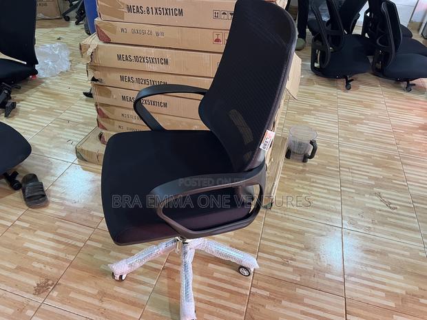 Brand New Swivel Chair · Photo 1
