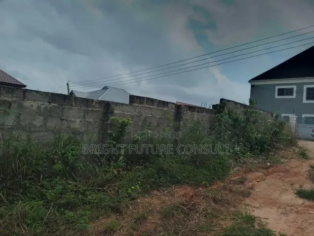 Walled Land in Esipon. For Sale · Photo 1