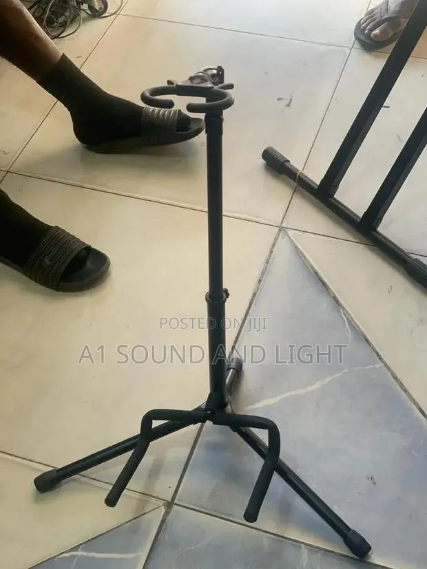 HEAVY Duty Guitar Stand · Photo 1