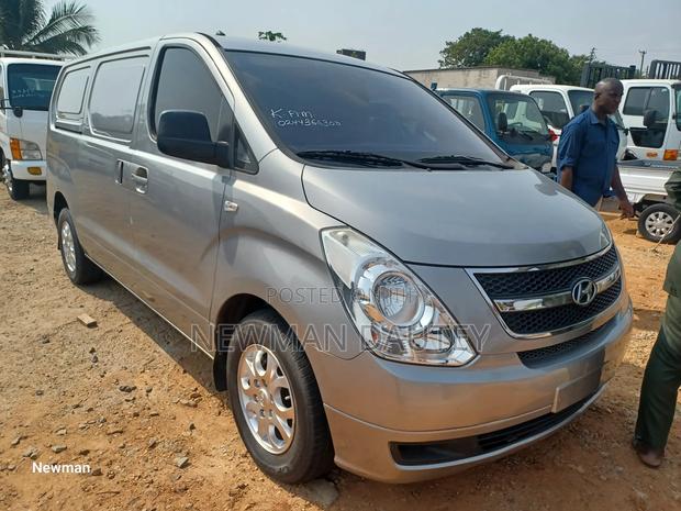 Hyundai Starex 2012 Grey · Photo 1